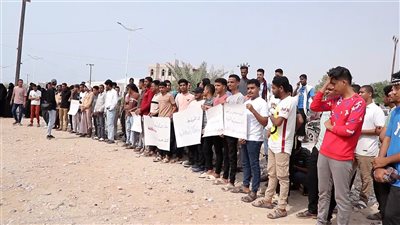 وقفة لطلاب جامعات شرقي حضرموت احتجاجاً على ارتفاع أسعار المواصلات