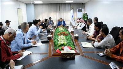 وزير النقل يناقش الترتيبات النهائية لإنشاء المدرج الرئيسي بمطار عدن الدولي 