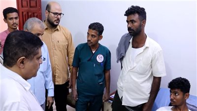 رئيس تنفيذية انتقالي حضرموت يزور جرحى الاعتداء على المتظاهرين بمدينة شحير