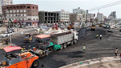 بدء أعمال سفلتة دوار شارع الكثيري بمديرية المنصورة في العاصمة عدن