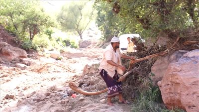 تضرر الطرق الرئيسية والفرعية في مناطق بالضالع جراء الأمطار والسيول الجارفة 