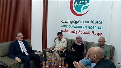 الخبير الدولي لمنظمة الصحة العالمية يزور المستشفى الأمريكي الحديث