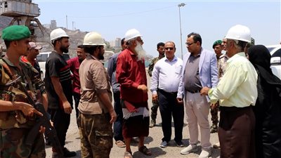الوزير السقطري يشدد على تسريع انتشال السفن الغارقة في ميناء الاصطياد بعدن