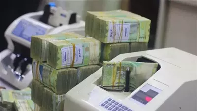 تقرير.. خبراء: تقييد صلاحيات البنك المركزي بعدن أسهم في تراجع العملة المحلية  (تقرير)