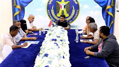 رئيس انتقالي حضرموت يقف على تحضيرات مؤتمر نقابة المعلمين الجنوبيين بالمحافظة