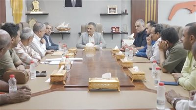 لقاء بعدن يستعرض سير أعمال صيانة وتأهيل الطرق ويشدد على استدامة العمل 