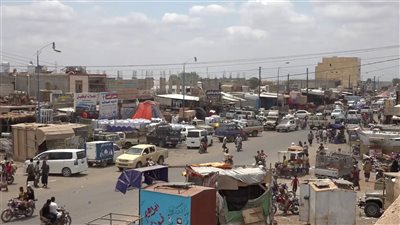 مناشدات بإبعاد البسطات المعيقة لحركة السير بالشارع الرئيسي في العند بلحج  