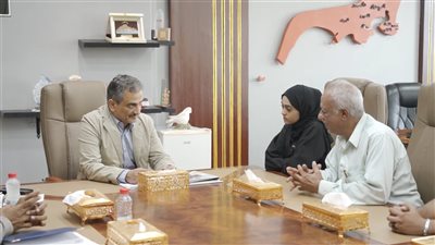 لملس يُكرّم الطالبة 