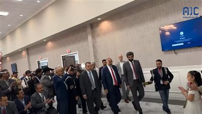 شاهد لحظة وصول الرئيس الزُبيدي إلى قاعة الاحتفال في ولاية ميشيغان