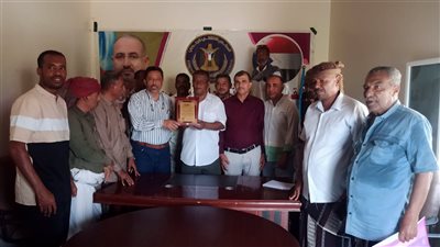 ملتقى أبناء زنجبار الثقافي يكرم رئيس انتقالي أبين بدرع الوفاء