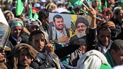 بعد تحريض أدواتها لخوض حرب بالوكالة.. إيران تتبرأ من الحوثيين وحزب الله 