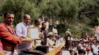 مدرسة الشهيد أحمد العمري برصد تحتفي بتكريم أوائل الطلاب 