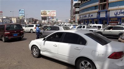 حملة مرورية لضبط السيارات المخالفة في العاصمة عدن