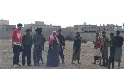 نيابة الصناعة والتجارة بعدن تتلف كمية من الأرز التالف وتغلق معملين تجاريين