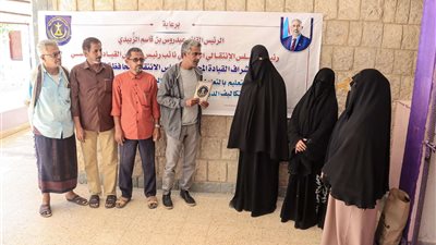 انتقالي شبوة يدشن برنامج المساعدة المالية لتغطية تكاليف الدراسة للطلاب في مدارس بعتق