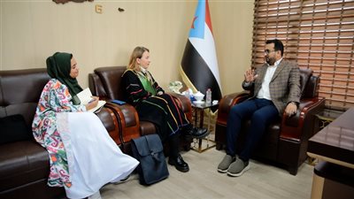 العولقي يلتقي المدير العام لمنظمة المساعدات الإنسانية والصحافة الفرنسية