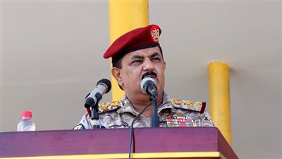 وزير الدفاع يشهد عرضا لطلاب الكلية الحربية في العاصمة عدن 