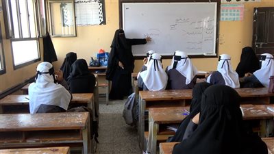 تقرير.. معلمون متطوعون بلحج.. 20 عاما من العمل على أمل التوظيف