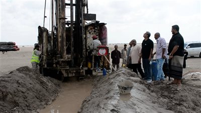 الشعبي يطلع على مشروع تأهيل 10 آبار مياه في العاصمة عدن 