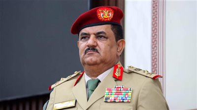 وزير الدفاع: مليشيا الحوثي لن تتوقف باستهداف السفن حتى لو انتهت الحرب
