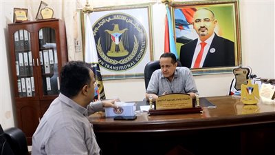 رئيس انتقالي لحج يناقش تدهور العملة مع مركزي المحافظة 