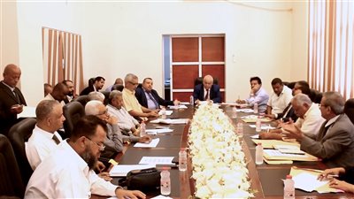 الوالي يترأس اللقاء التشاوري الثاني في عدن لتعزيز أداء وزارة الخدمة المدنية