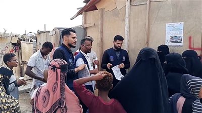 فريق الطوارئ والإسعاف 195 ينفذ حملات توعوية في مخيمات النازحين بعدن