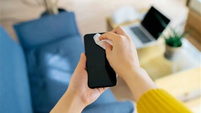 بيئة خصبة للبكتيريا.. تنظيف الهاتف وتعقيمه 