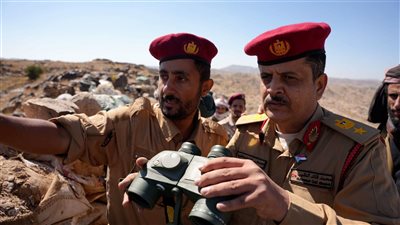 الحنشي والنقيب يتفقدان الأبطال المرابطين في جبهة يافع الحدودية