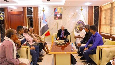 الكثيري يطّلع على المطالب الحقوقية لموظفي مصلحة الضرائب في الجنوب