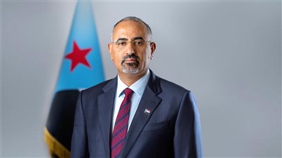 الرئيس الزُبيدي يعزي الدكتور صالح عبّاد امفداء في وفاة زوجته