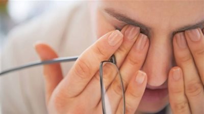 تعاني من جفاف وإرهاق العين؟.. عزز صحتك البصرية بهذه الأطعمة