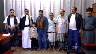 محافظ شبوة يكرّم الطفل مشعل حبتور لتصدره قائمة الحساب الذهني عالميًا