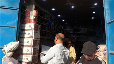مكتب الصناعة بعدن يواصل حملاته الرقابية خلال رمضان لضبط تجارة المواد الغذائية