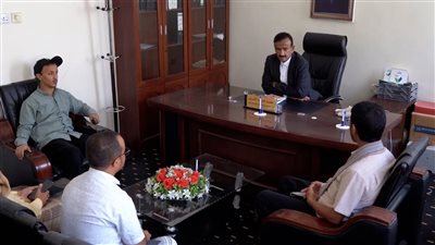 محافظ شبوة يطلع على آليات توزيع الغاز وخطة تشغيل الكهرباء خلال رمضان