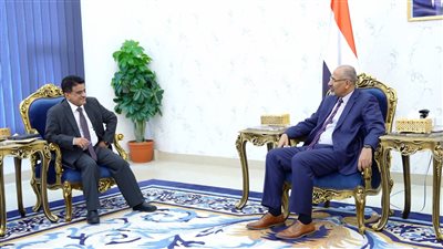 الرئيس الزُبيدي يشدد على أهمية استقرار السوق المحلية وتأمين إمدادات المشتقات النفطية