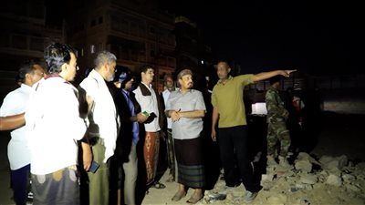 محافظ حضرموت يوجه بإجلاء سكان مبنى ديس المكلا المنهار والمجاورة له