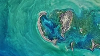   انخفاض منسوب بحر قزوين يتسبب في ظهور جزر جديدة وتغير الخطوط الساحلية