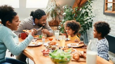 دراسة: تناول الطعام مع الآخرين يعزز الشعور بالسعادة