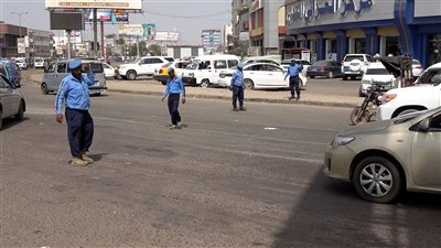 شرطة السير بالعاصمة عدن تواصل تنفيذ خطتها المرورية خلال عيد الفطر