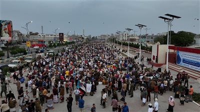 برعاية المحرّمي.. عدن تحيي الذكرى العاشرة للنصر بمهرجان جماهيري وإفطار جماعي