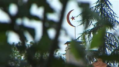 مقتل رجل في مسجد بفرنسا والأمن يؤكد مطاردة القاتل