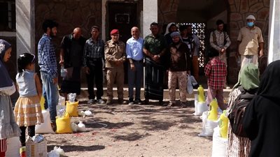 توزيع سلال غذائية بالضالع للأطفال ذوي الاحتياجات الخاصة بدعم من المغتربين ببريطانيا