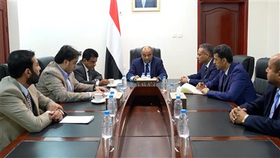 رئيس الوزراء يوجّه بإيجاد حلول غير تقليدية لضمان استقرار الكهرباء