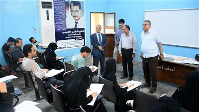 رئيس جامعة عدن يتفقد سير امتحانات الفصل الثاني بكليتي الآداب والإعلام