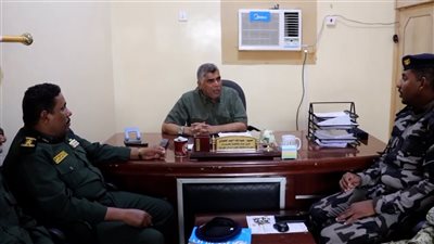 العميد المنهالي يتفقّد إدارات الأمن والسجل المدني بالمكلا