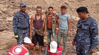 صور.. الدفاع المدني بشبوة ينجح في إنقاذ الشبان العالقين بتعاون أمني وإنساني كبير 