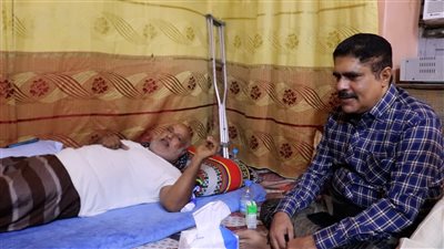 العميد المحمدي يزور المناضل الصبيحي بالمكلا للاطمئنان على صحته