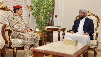 المحرّمي يناقش مع وزير الدفاع مستجدات الأوضاع العسكرية وتعزيز القدرات الدفاعية