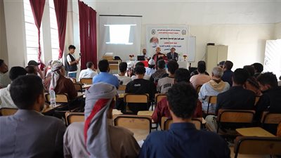 محاضرة علمية حول القيادة والإدارة في كلية يافع الجامعية